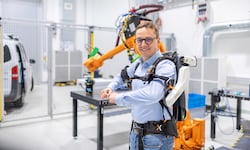 Institutsdirektor Christian Oswald demonstriert ein Exo-Skellett.