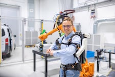 Institutsdirektor Christian Oswald demonstriert ein Exo-Skellett.