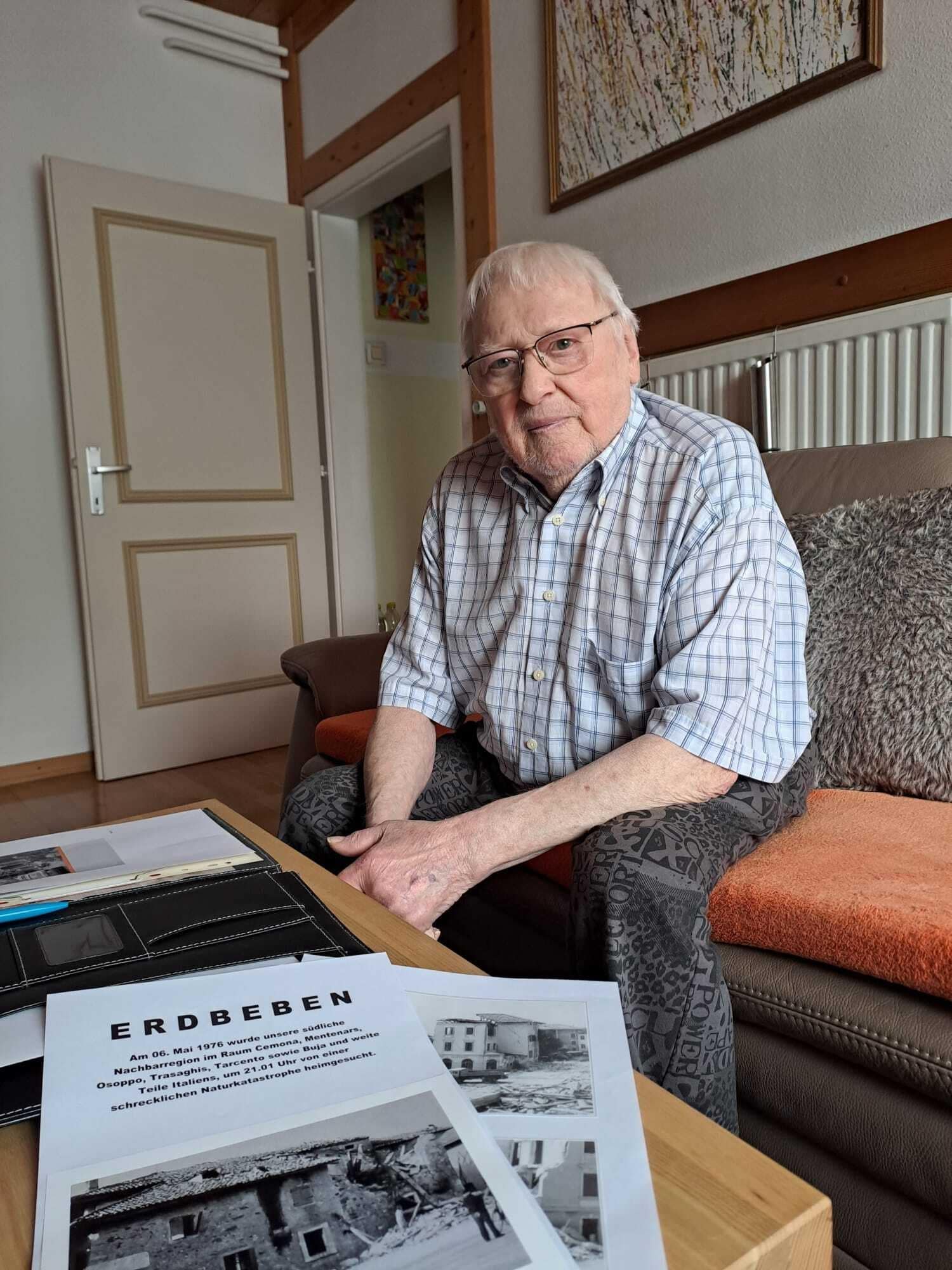 Karl Haim hat seine Erinnerungen an den Einsatz nach dem Erbeben für sich notiert und mit ...