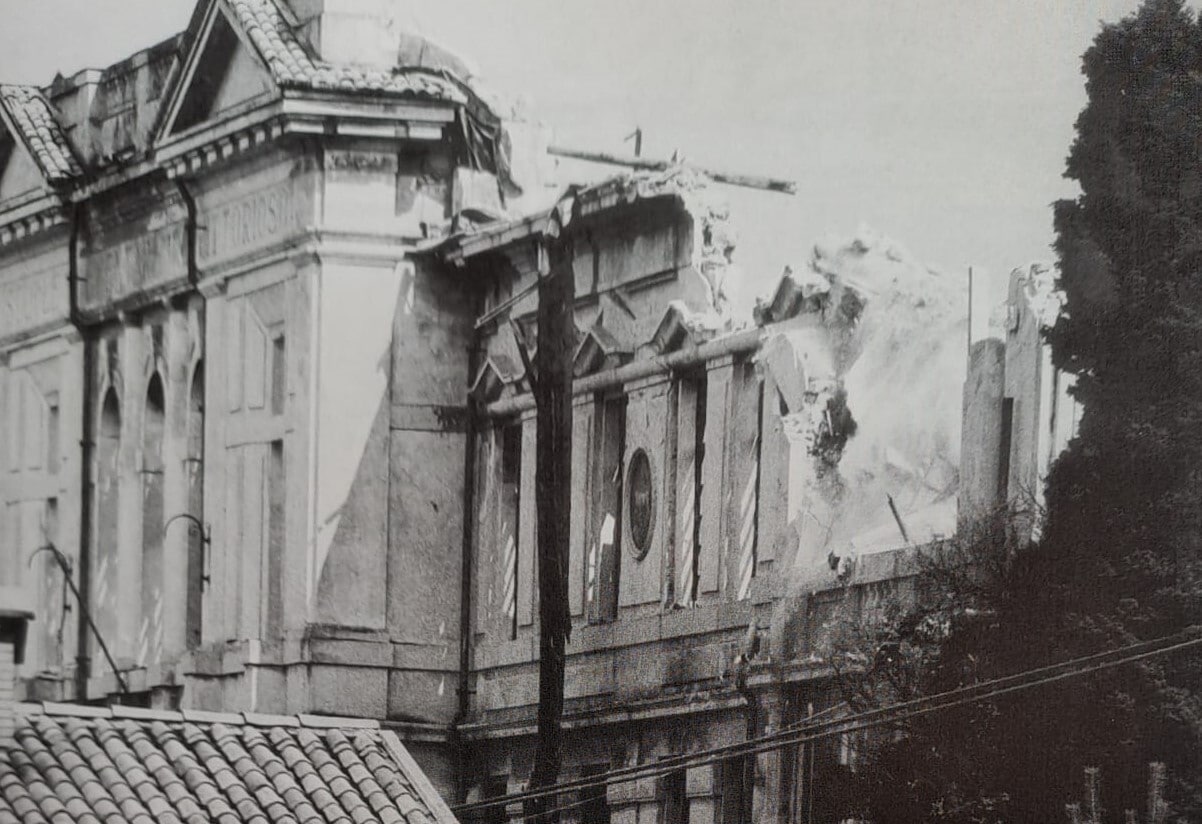 Historische Gebäude, Wohnhäuser, gemauterte Zäune: Alles war eingestürzt.