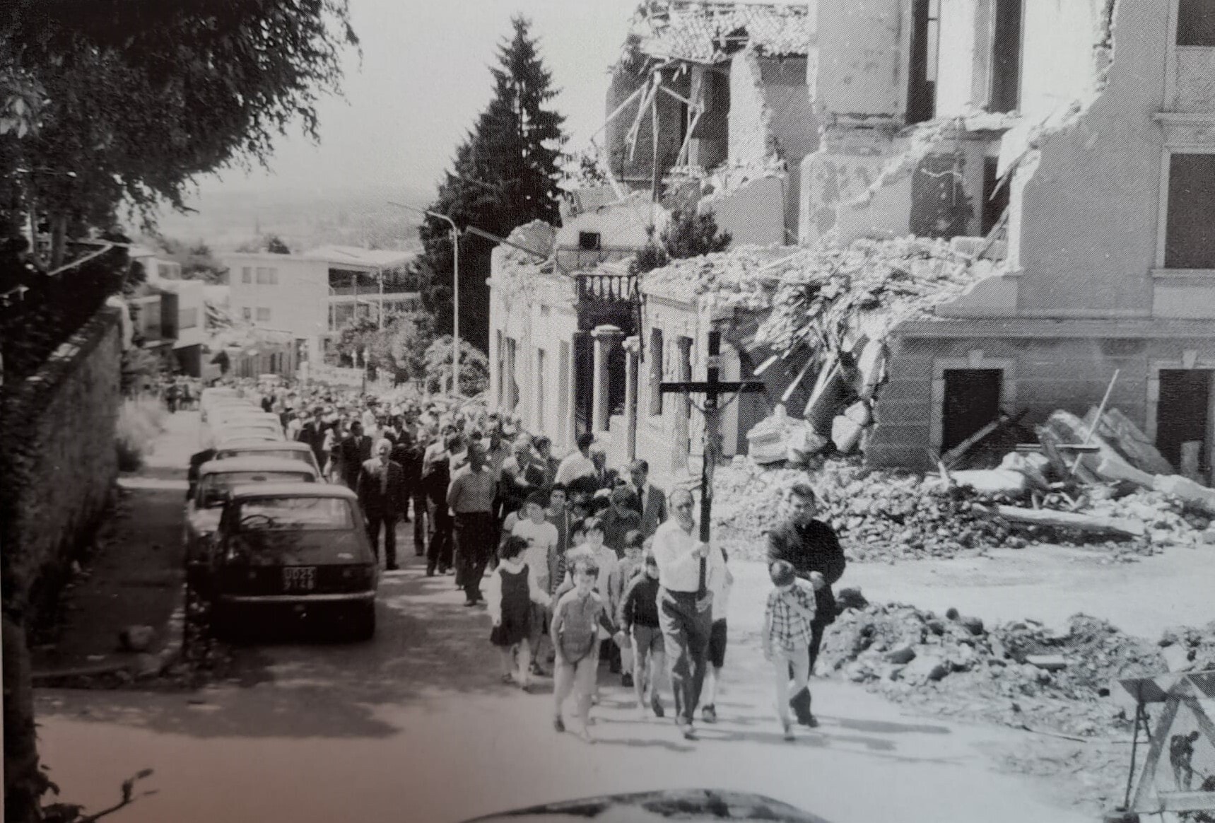 „Die Prozession, ja, ich glaube, das war ein Begräbnis. Damals gab es einige Tote zu bestatten“, ...