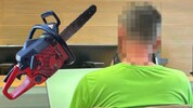 Nach dem Ehe-Aus griff ein 53-Jähriger zur Motorsäge und musste deshalb nun vor Gericht Platz ...
