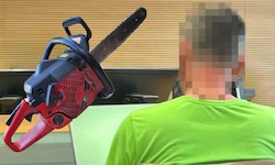 Nach dem Ehe-Aus griff ein 53-Jähriger zur Motorsäge und musste deshalb nun vor Gericht Platz ...