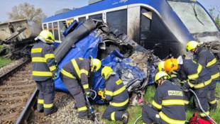 Bei einem Zugunglück in der Slowakei ist ein Mann ums Leben gekommen. 21 weitere Menschen wurden ...