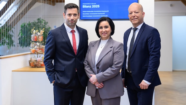 Von links: Sparkasse OÖ-Vorstandsdirektor Manuel Molnar, Generaldirektorin Stefanie Christina ...