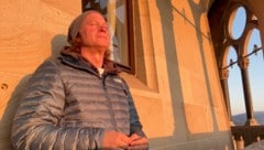 Thomas Bauer, meditierend in der Morgensonne, 68 Meter über dem Treiben der Linzer Altstadt