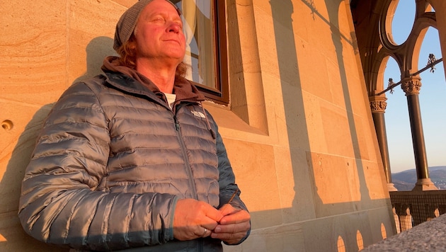 Thomas Bauer, meditierend in der Morgensonne, 68 Meter über dem Treiben der Linzer Altstadt