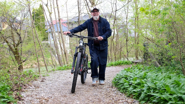 Rainer Candido beim Radweg an der Königssee-Arche, der direkt nach Bayern führt...