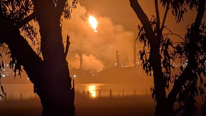 Der Brand in der Raffinerie kommt zu einem „ungünstigen Zeitpunkt“.