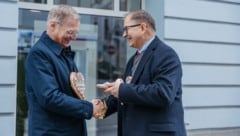 Herzig: Landesrat Martin Winkler (SPOÖ-Chef, rechts) schenkt Landeshauptmann Thomas Stelzer ein ...