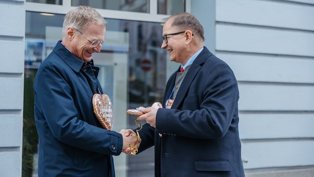 Herzig: Landesrat Martin Winkler (SPOÖ-Chef, rechts) schenkt Landeshauptmann Thomas Stelzer ein ...