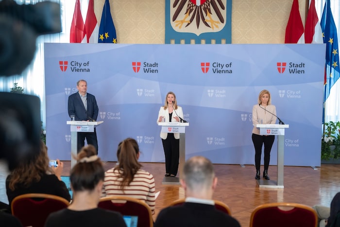 MA 11-Chef Köhler, Stadträtin Emmerling (Neos) und Gemeinderätin Pany (SPÖ) (v. l. n. r.)