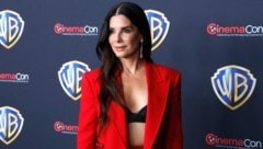 Sandra Bullock erschien bei der CinemaCon in Las Vegas in einem knappen schwarzen Leder-BH unter ...
