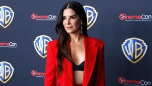 Sandra Bullock erschien bei der CinemaCon in Las Vegas in einem knappen schwarzen Leder-BH unter ...