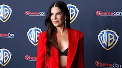 Sandra Bullock erschien bei der CinemaCon in Las Vegas in einem knappen schwarzen Leder-BH unter ...