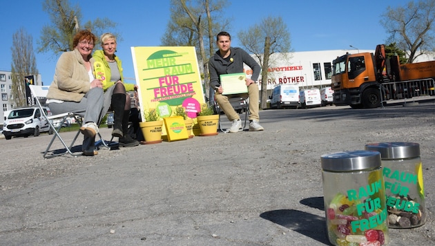 Die Grünen Wiener Neustadt, im Bild Parteiobfrau Selina Prünser, Katharina Fruhmann und Michael ...