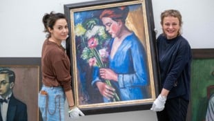 Silvia Arce, Kunst- begleiterin aus Tübingen, und Brigitte Reutner- Doneus, die Kuratorin im ...