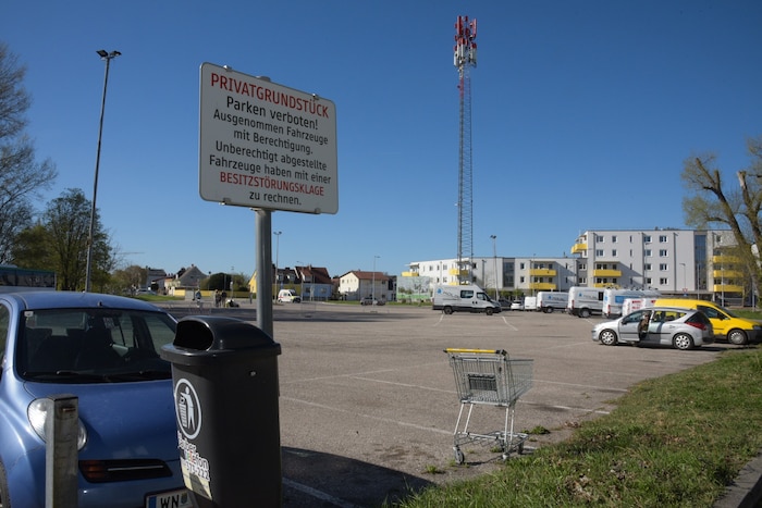 Der Parkplatz in der Stadtionstraße ist ein Paradebeispiel dafür, dass hier zu viel Asphalt ist. ...