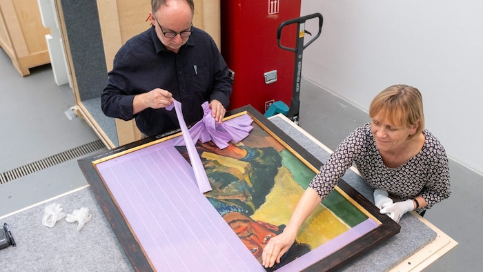 Die Restauratoren Sieglinde Prehn (Zwickau) und Andreas Strohhammer (Lentos) packen ein ...