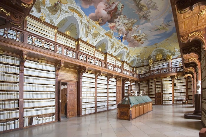 Die ehrwürdigen Prunksäle verströmen Geschichte und laden zum Staunen ein.