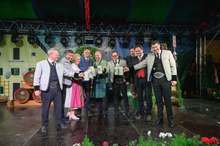 Auch zahlreiche Politiker und andere Prominente werden vor allembei der Gambrinus-Rede genau ...