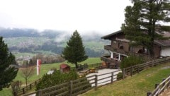 Der Gleinserhof liegt malerisch in den Wiesen über dem vorderen Stubaital.