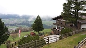 Der Gleinserhof liegt malerisch in den Wiesen über dem vorderen Stubaital.
