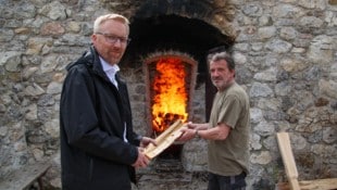 Museumsdirektor Peter Fritz (li.) und Kalkbrenner Hannes Weissenbach sind guter Dinge.