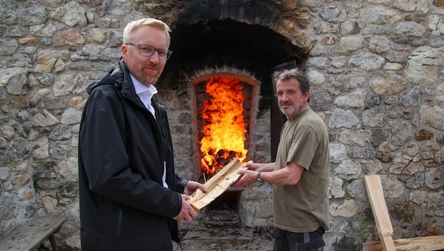 Museumsdirektor Peter Fritz (li.) und Kalkbrenner Hannes Weissenbach sind guter Dinge.