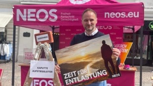 NEOS-Landeschef Janos Juvan bei Tourstopp auf dem Villacher Hauptplatz