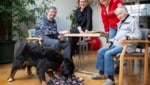 Therapiehund Holly mit Bewohner Christian Schudi, Teschl-Hofmeister, Hunde- besitzerin Marianne ...