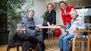 Therapiehund Holly mit Bewohner Christian Schudi, Teschl-Hofmeister, Hunde- besitzerin Marianne ...