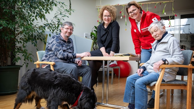 Therapiehund Holly mit Bewohner Christian Schudi, Teschl-Hofmeister, Hunde- besitzerin Marianne ...