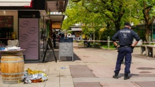 Der Bereich um den Tatort wurde großräumig abgesperrt, das lebensgefährlich verletzte Opfer am ...