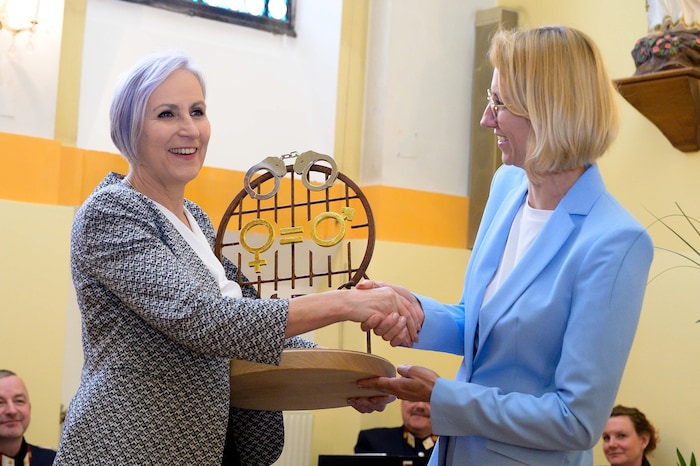 Bei der Amtseinführung von Maria Lalics gab es für Ministerin Sporrer (li.) ein eigens ...