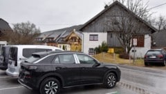 Das Grundstück mit Altbau grenzt direkt an ein Autohaus an.