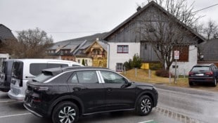 Das Grundstück mit Altbau grenzt direkt an ein Autohaus an.