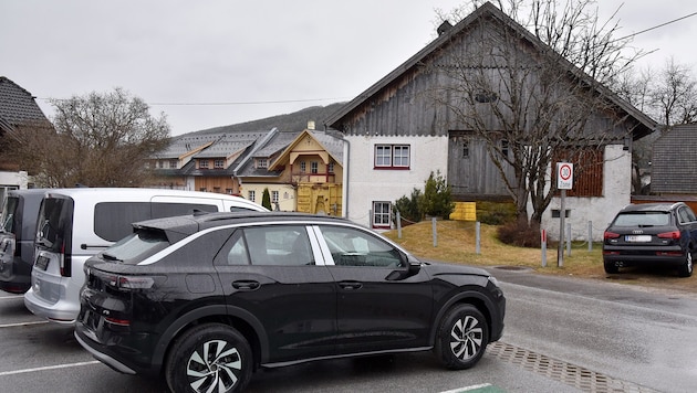 Das Grundstück mit Altbau grenzt direkt an ein Autohaus an.