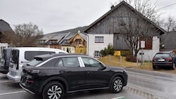 Das Grundstück mit Altbau grenzt direkt an ein Autohaus an.