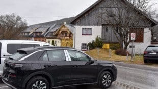 Das Grundstück mit Altbau grenzt direkt an ein Autohaus an.