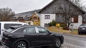 Das Grundstück mit Altbau grenzt direkt an ein Autohaus an.
