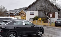 Das Grundstück mit Altbau grenzt direkt an ein Autohaus an.