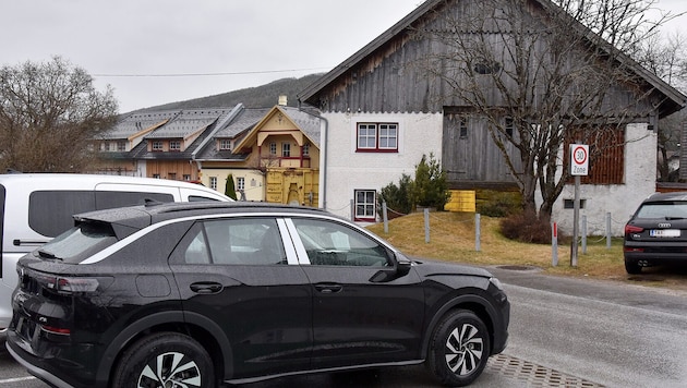 Das Grundstück mit Altbau grenzt direkt an ein Autohaus an
