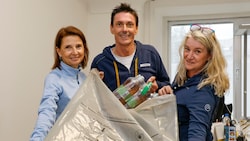 Roland Kurz mit seiner Gattin Kerstin (l.) und Mitarbeiterin Rosi Schiefauer musste auf die ...