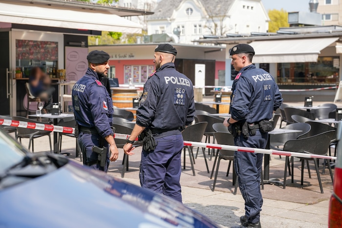 Police officers secured the Linz Südbahnhofmarkt.