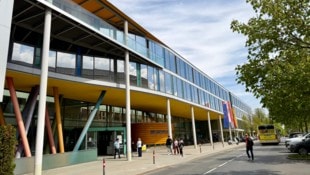 Im Verwaltungsgebäude in Klagenfurt sitzen die Mitarbeiter der Landesabteilungen – sie treffen ...