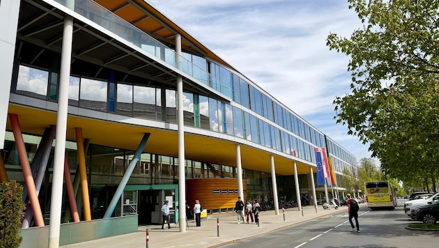 Im Verwaltungsgebäude in Klagenfurt sitzen die Mitarbeiter der Landesabteilungen – sie treffen ...