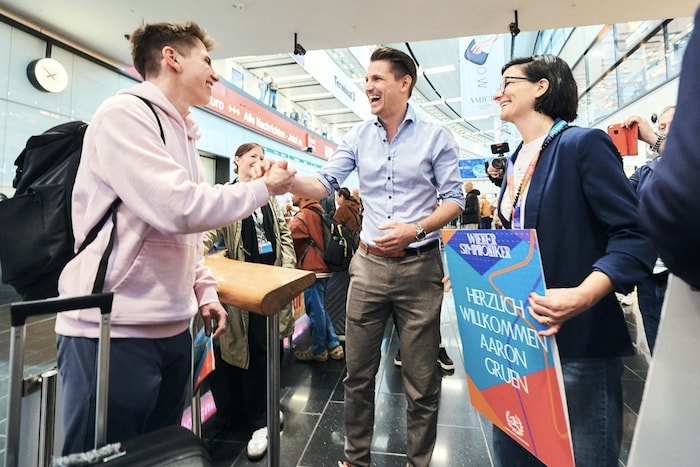 Die VCM-Geschäftsführer Kathrin Widu und Dominik Konrad mit Aaron Gruen