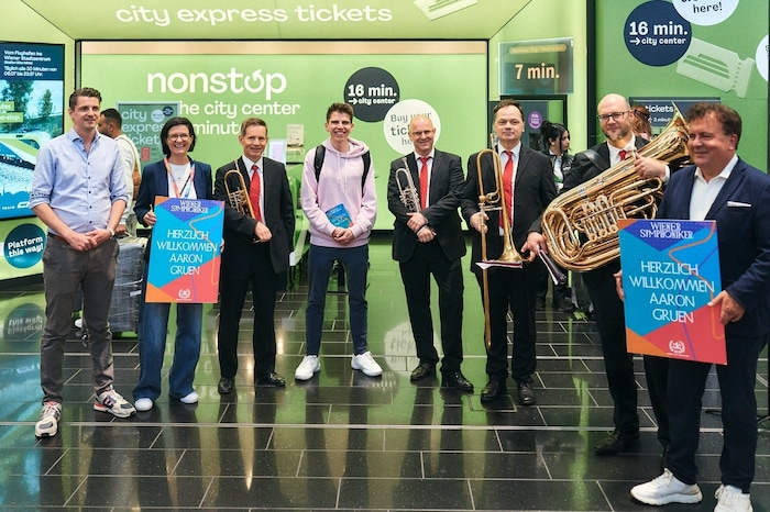 Aaron Gruen mit der VCM-Spitze und den Wiener Symphonikern