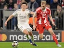 Konrad Laimer, hier im Duell mit Real Madrids Arda Güler, zog Mittwoch Abend mit Bayern München ...